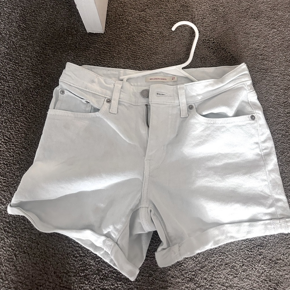 Levi’s White mid length shorts. Size 27